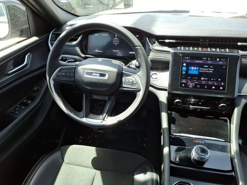 Certified 2025 Jeep Grand Cherokee Altitude AWD/4WD image 16