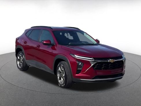 Used 2025 Chevrolet Trax LT image 3