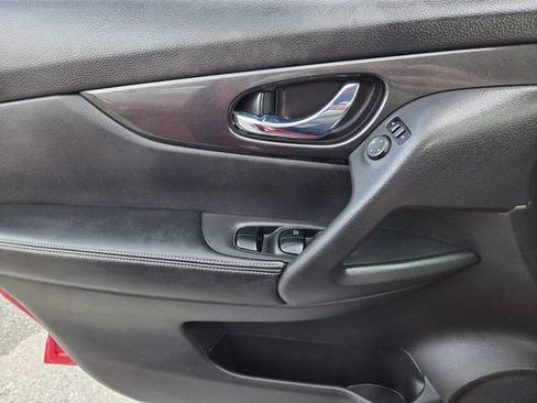 Used 2017 Nissan Rogue SV w/ SV Premium Package image 25