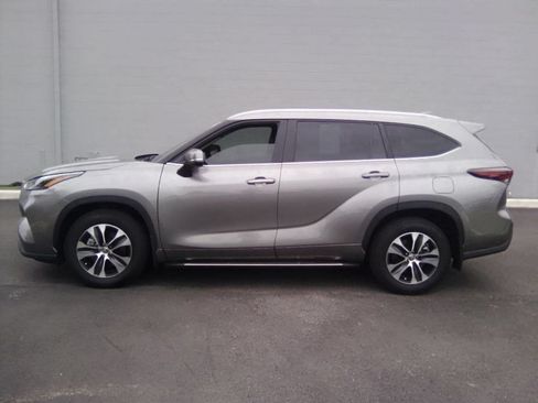 Used 2025 Toyota Highlander XLE FWD image 8
