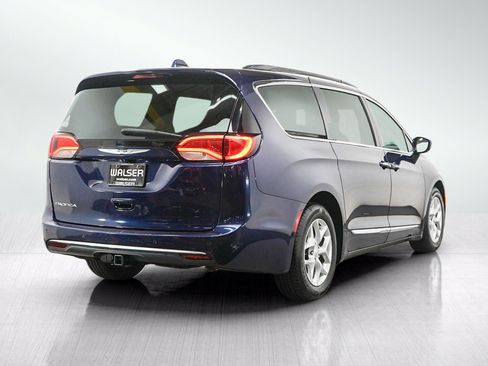 Used 2017 Chrysler Pacifica Touring-L FWD image 5