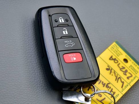 Certified 2023 Toyota Highlander XLE image 35