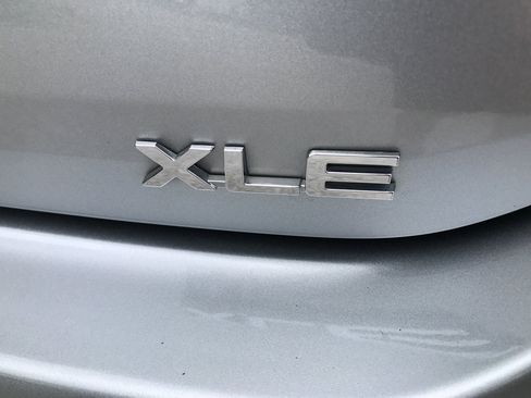 Used 2022 Toyota Highlander XLE AWD/4WD image 11