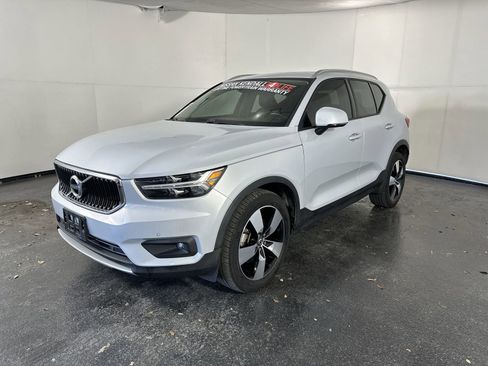 Used 2021 Volvo XC40 T4 Momentum w/ Protection Package Premier image 6