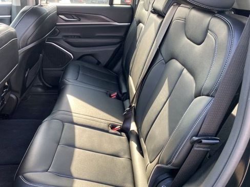 Used 2023 Jeep Grand Cherokee Limited image 13