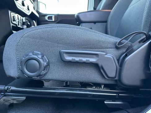 Used 2024 Jeep Gladiator Sport image 13