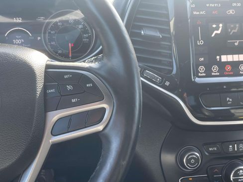 Used 2019 Jeep Cherokee Limited FWD image 22
