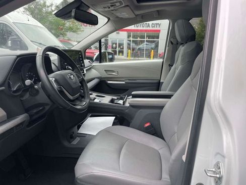 Used 2025 Toyota Sienna XLE FWD image 17