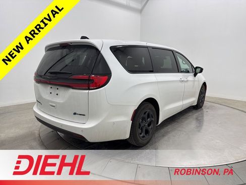 Used 2023 Chrysler Pacifica Limited w/ S Appearance Package image 7