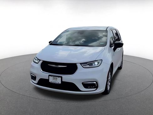 Used 2025 Chrysler Pacifica Select image 7