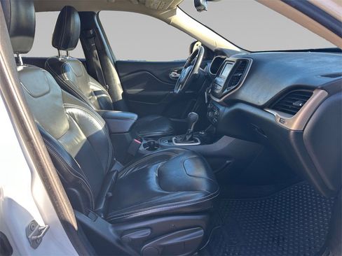 Used 2016 Jeep Cherokee Latitude w/ Cold Weather Group image 18