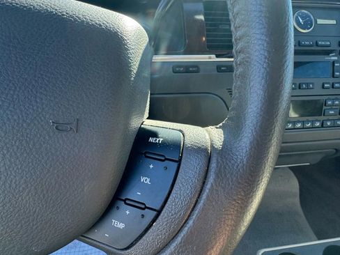 Used 2009 Lincoln Town Car Signature Limited image 14