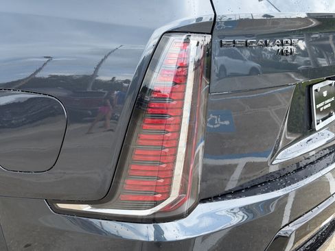 Used 2026 Cadillac Escalade IQL Sport 2 w/ LPO, ONYX Package AWD/4WD image 9
