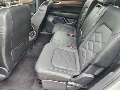 Used 2024 Volkswagen Atlas SE AWD/4WD image 24