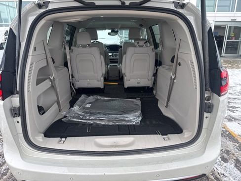 Used 2021 Chrysler Pacifica Touring-L w/ Premium & Safety Sphere Group image 12