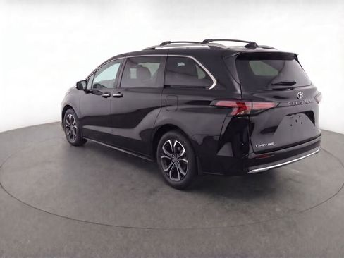 Used 2025 Toyota Sienna Platinum AWD/4WD image 40