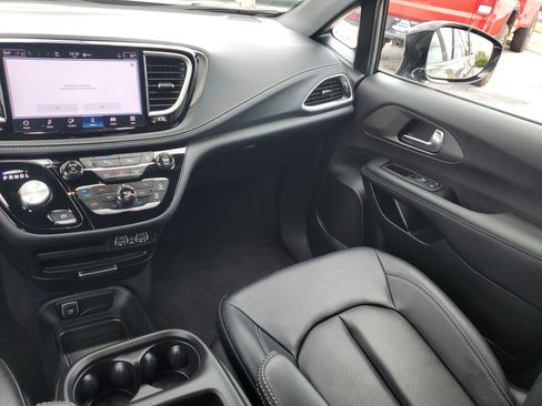 Used 2025 Chrysler Pacifica Select FWD image 14