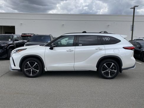 Used 2021 Toyota Highlander XSE FWD image 2