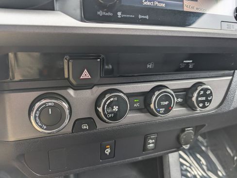 Used 2016 Toyota Tacoma TRD Sport w/ Towing Package AWD/4WD image 18