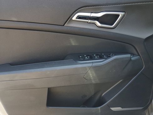 Used 2025 Kia Sportage LX FWD image 17