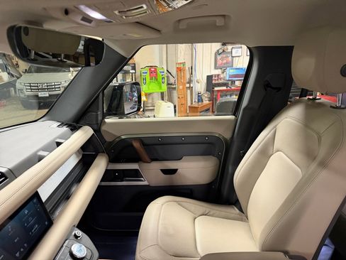 Used 2024 Land Rover Defender 110 S image 31