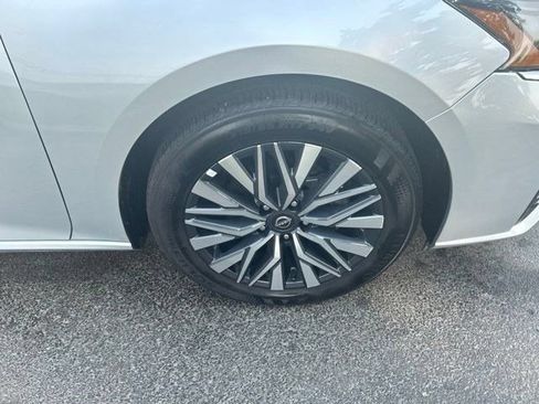 Used 2025 Nissan Altima 2.5 SV FWD image 42