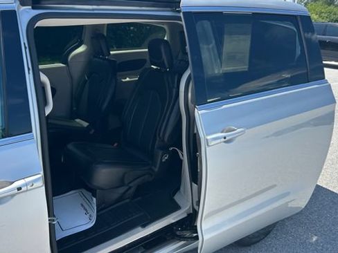 Used 2024 Chrysler Pacifica Touring-L FWD image 29