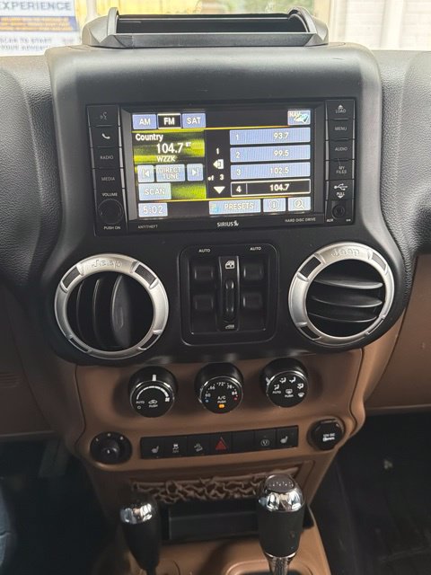 Used 2015 Jeep Wrangler Unlimited Sahara w/ Connectivity Group AWD/4WD image 19