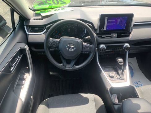 Used 2025 Toyota RAV4 XLE AWD/4WD image 17