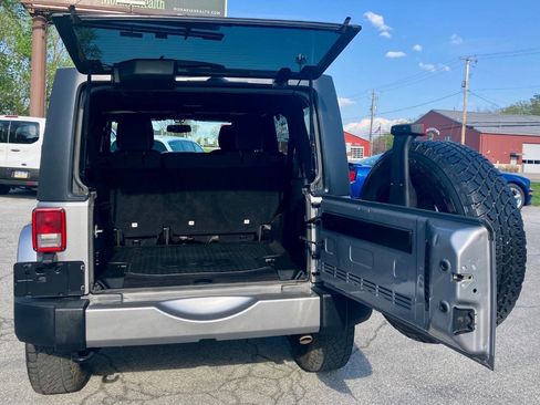 Used 2018 Jeep Wrangler Unlimited Sahara w/ Connectivity Group image 7