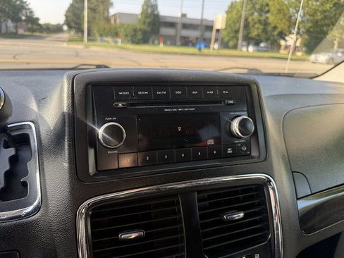 Used 2013 Dodge Grand Caravan SXT FWD image 27