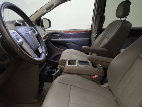 Used 2016 Chrysler Town & Country Touring w/ Driver Convenience Group image 17