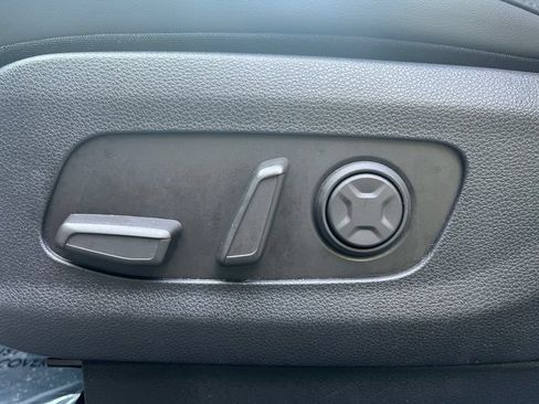 Used 2025 Kia Carnival FWD image 16