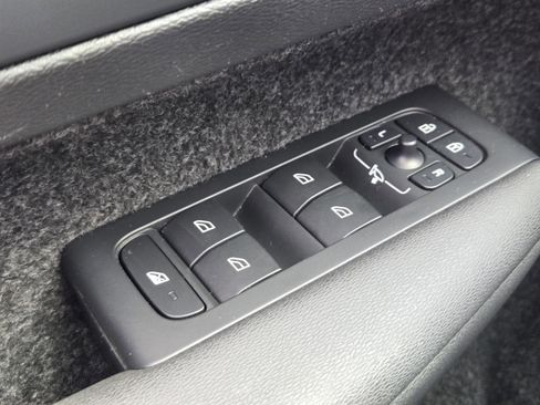 Used 2025 Volvo XC40 B5 Plus image 33