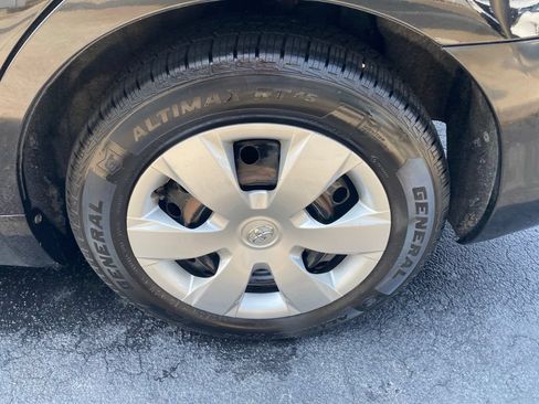 Used 2011 Toyota Camry LE FWD image 19