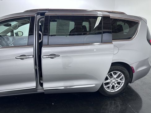 Used 2020 Chrysler Pacifica Touring-L FWD image 29