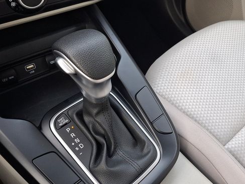 Used 2025 Kia Soul LX w/ LX Technology Package FWD image 32