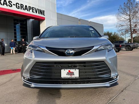 Used 2025 Toyota Sienna Platinum image 4