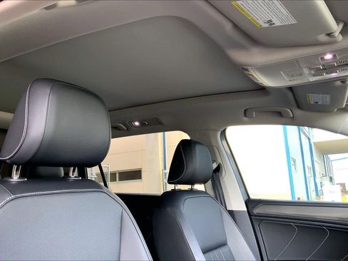Used 2023 Volkswagen Tiguan SE w/ Panoramic Sunroof Package FWD image 15