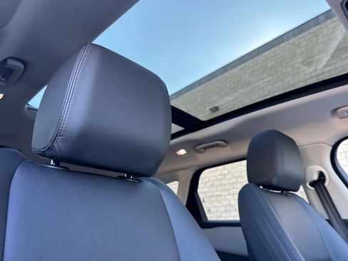 Certified 2025 Land Rover Range Rover Velar Dynamic SE image 18