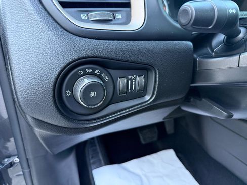 Used 2017 Jeep Renegade Latitude w/ Popular Equipment Group FWD image 19