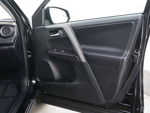 Used 2018 Toyota RAV4 XLE AWD/4WD image 9