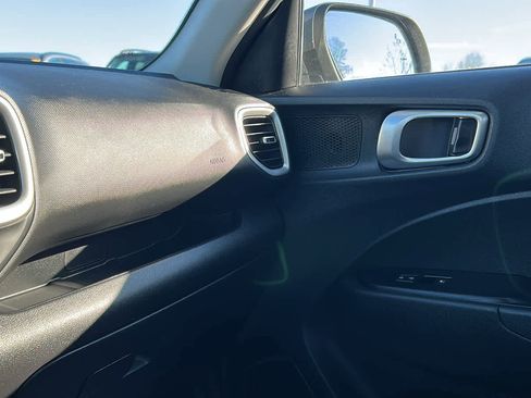 Used 2024 Hyundai Venue SEL image 18