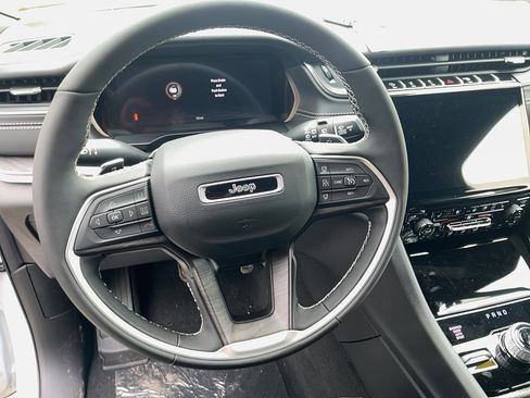 New 2025 Jeep Grand Cherokee Limited w/ Luxury Tech Group II image 13