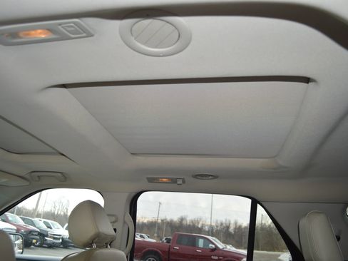 Used 2017 Ford Explorer Platinum image 28