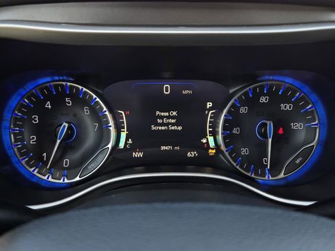 Used 2024 Chrysler Pacifica Touring-L image 2