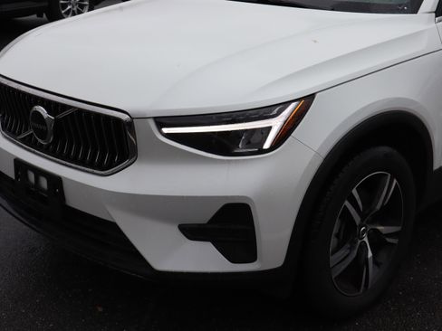 Used 2025 Volvo XC40 B5 Core image 6