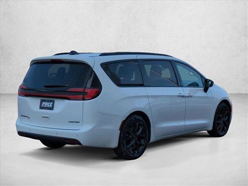 Used 2025 Chrysler Pacifica Limited image 5