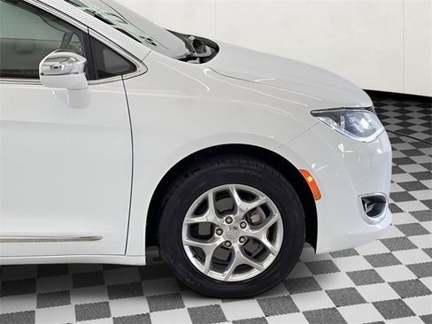 Used 2019 Chrysler Pacifica Limited image 37