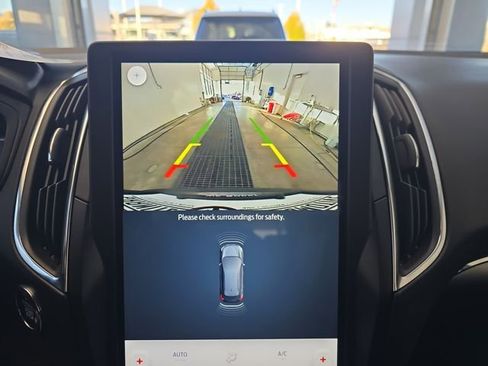 Used 2024 Ford Edge Titanium image 19